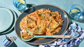 Тушеная рыба с овощами и сметаной на сковороде