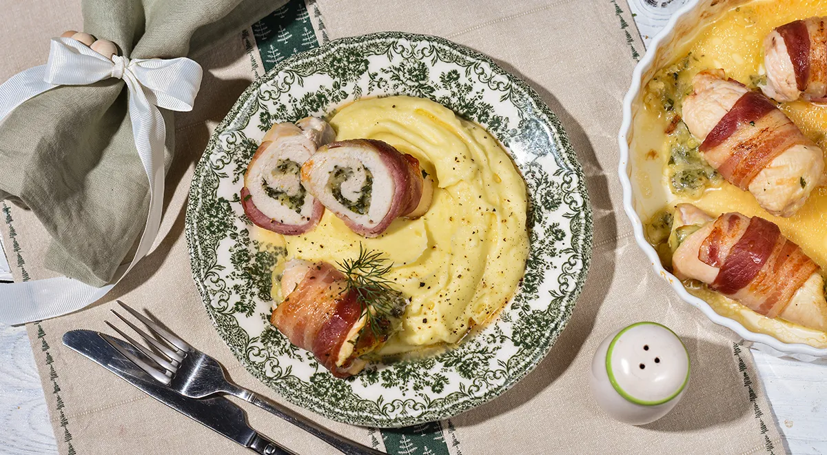 Куриные рулетики с моцареллой в беконе, пошаговый рецепт с фото на 257 ккал