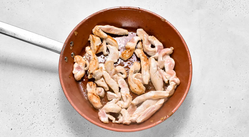 Курица с шампиньонами в сметане на сковороде