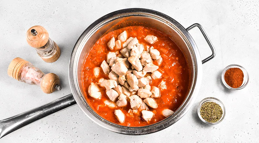 Куриное филе, тушенное в томатном соусе