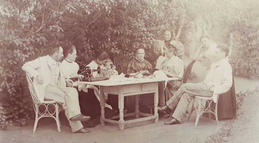 Чай в России. Чаепитие, семья Гунстов во дворе дачи. 1890-1900-е гг.