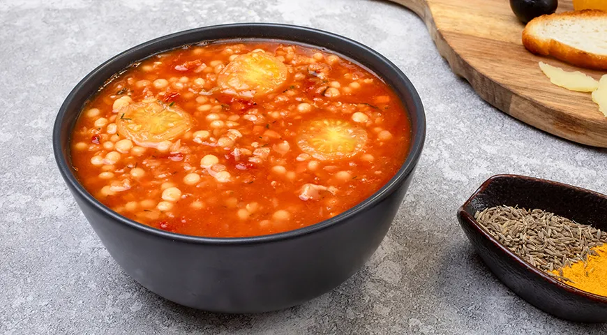 Томатный суп с пастой, сладкими желтыми черри