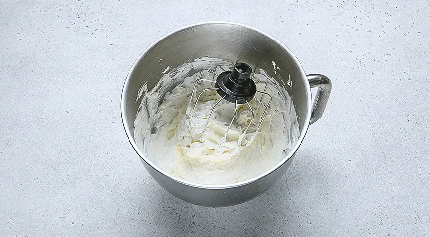 Меренговый рулет с фисташками и малиной