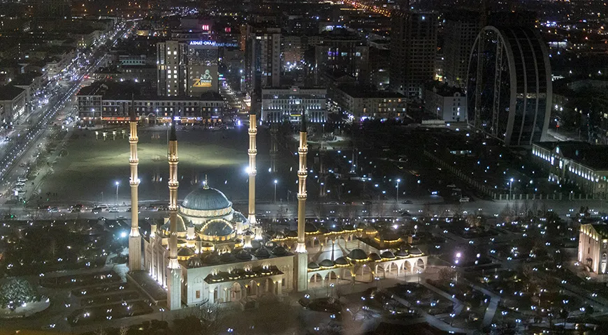Мечеть «Сердце Чечни» имени Ахмата Кадырова  в Грозном, величественный мусульманский храм и символ почитания религиозных обрядов и традиций