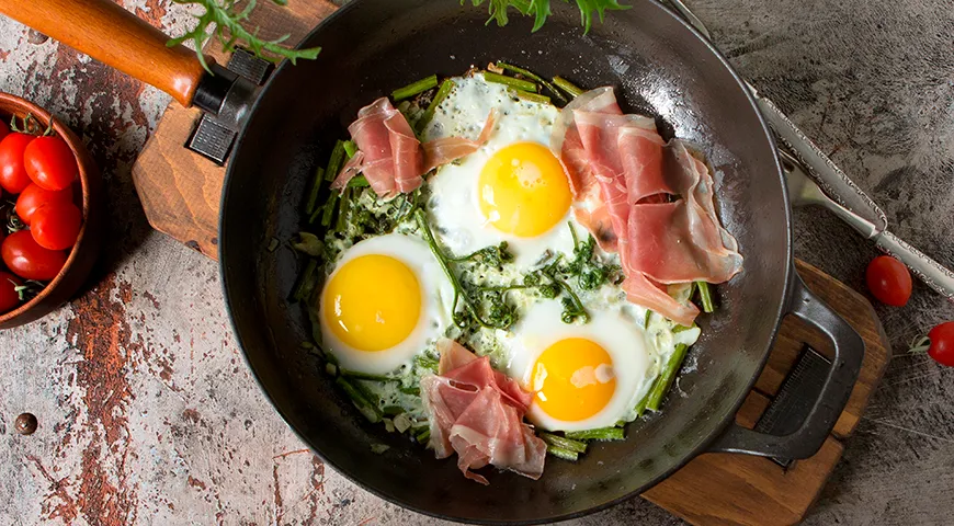 В Италии яйца сочетают с прошутто, дополняя пармезаном и руколой