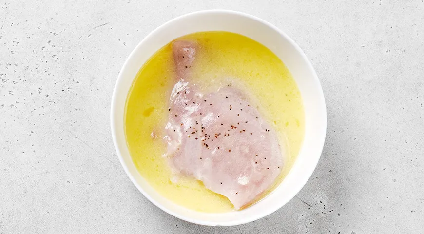 Запеченное куриное филе в панировке из сухарей и сыра