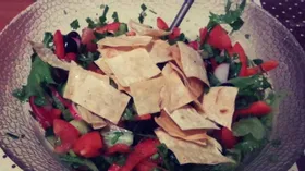 Салат Фатуш с хрустящими чипсами из лаваша