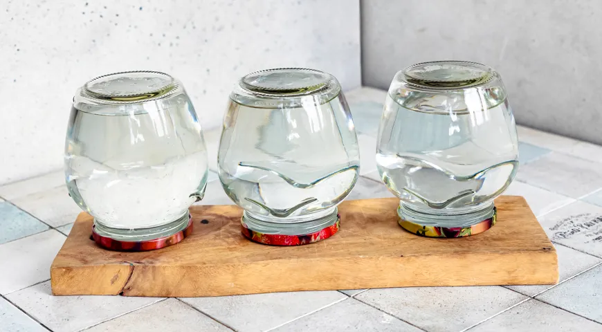 Классический способ хранения березового сока — пастеризация: нагрейте сок до 80–85°C, разлейте по стерильным банкам и закатайте