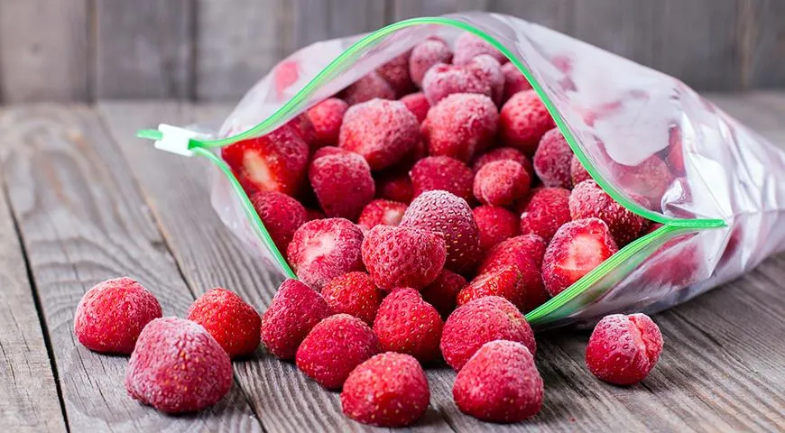 Замороженные ягоды могут храниться в морозилке без потери витаминов до наступления нового сезона свежих ягод