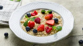 Каша с ягодами