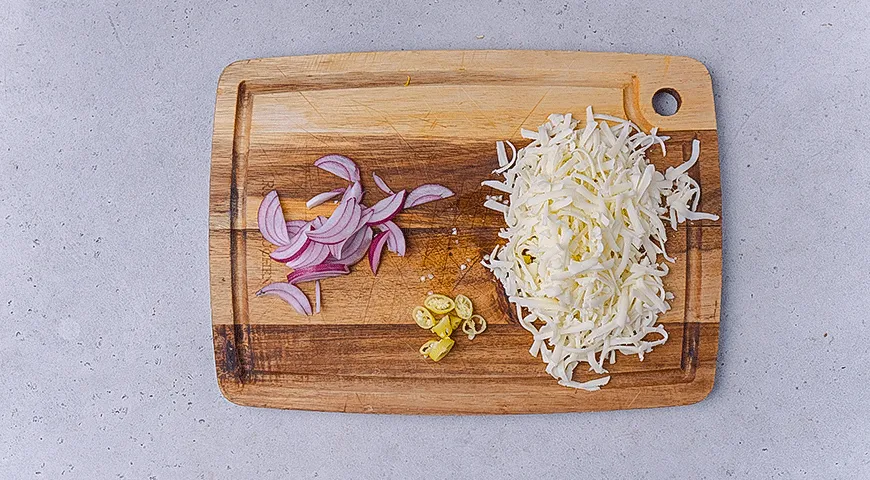 Пицца с салями и маринованным острым перцем