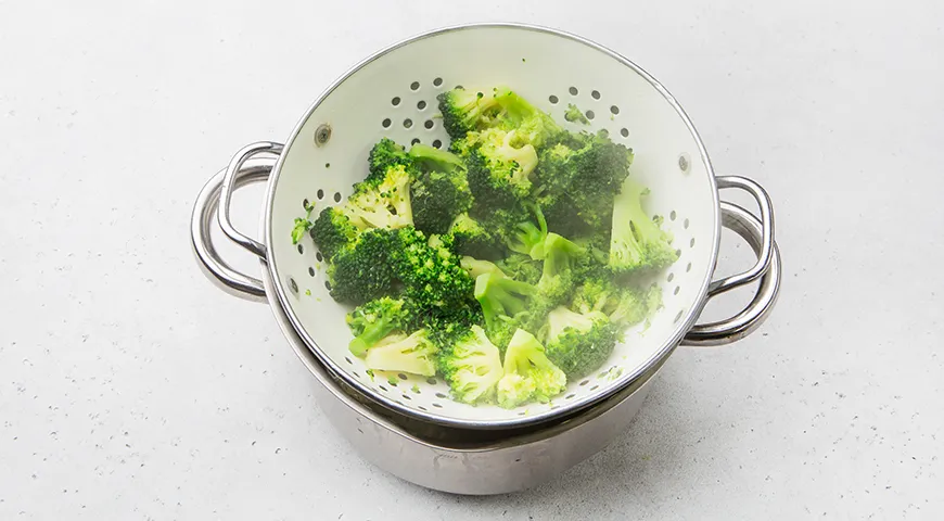 Брокколи в сметанно-чесночном соусе