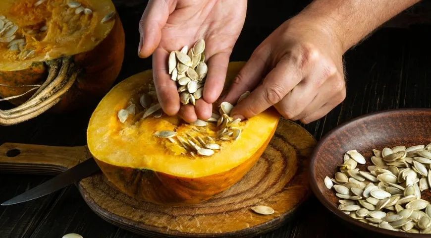 Для приготовления масла подойдут любые тыквенные семечки, но лучше выбирать виды с тонкой кожурой 