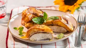 Индейка с ананасами под сыром в духовке