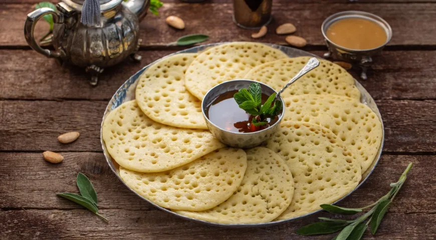 Блины багрир пекут только с одной стороны, с другой они остаются пористыми и светлыми