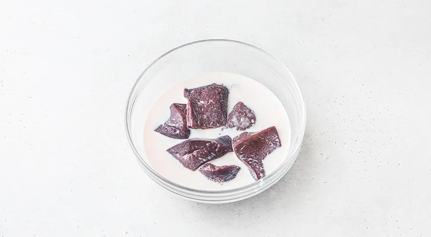 Свиная печень с луком на сковороде