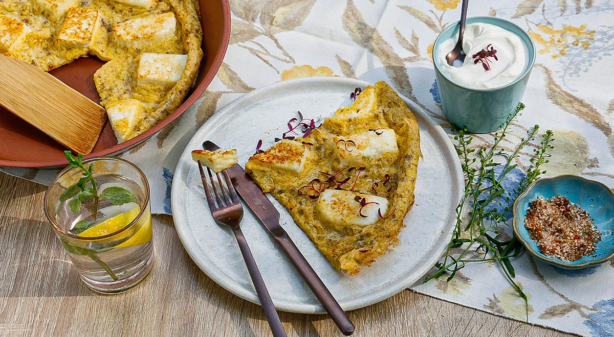 Жареный адыгейский сыр с яйцом