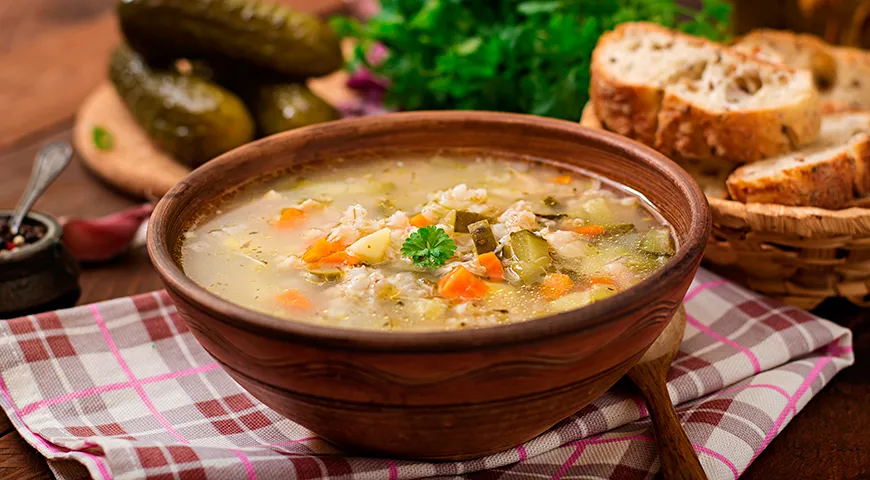 В советский период постный рассольник был обязательным пунктом в меню столовых — как бюджетный вариант первого блюда