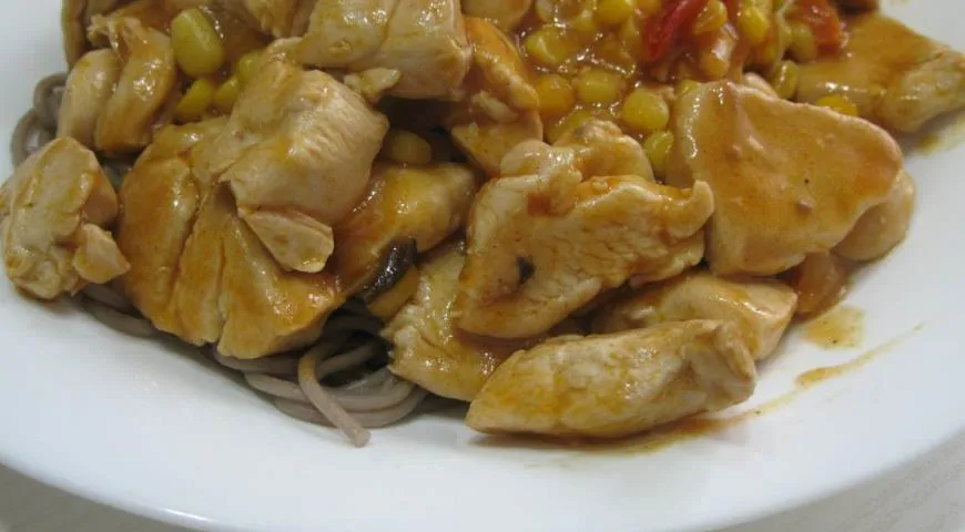 Курица в китайском соусе с лапшой соба "Величественная особа"