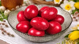 «Милый горошек» — трендовый способ быстро и просто покрасить яйца к Пасхе