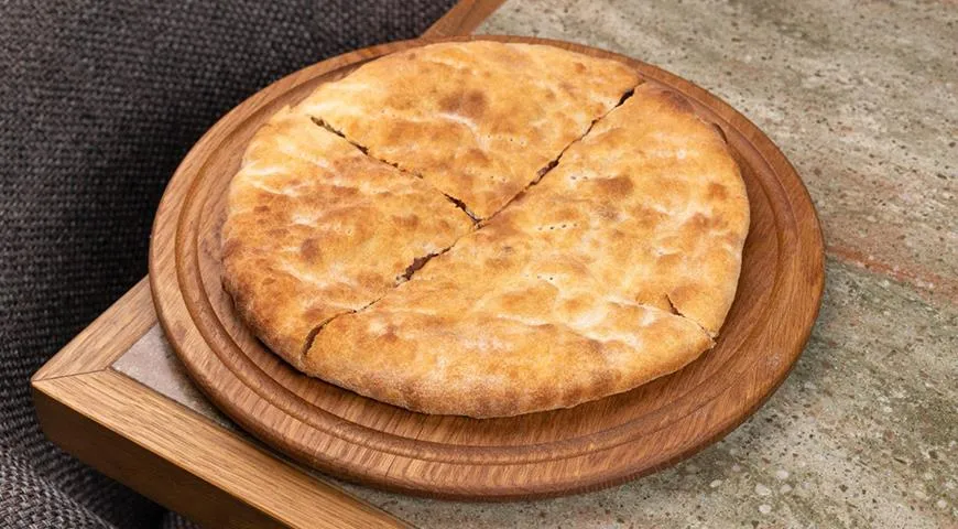 Пирог лобиани с красной фасолью