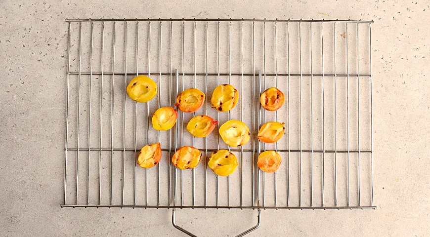 Абрикосы на гриле с мороженым