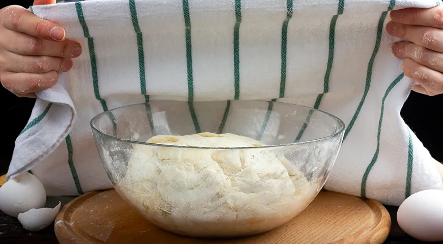 Чтобы тесто поднялось, положите его в глубокую миску и накройте толстым полотенцем 