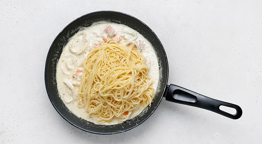 Паста с кальмарами и креветками в сливочном соусе