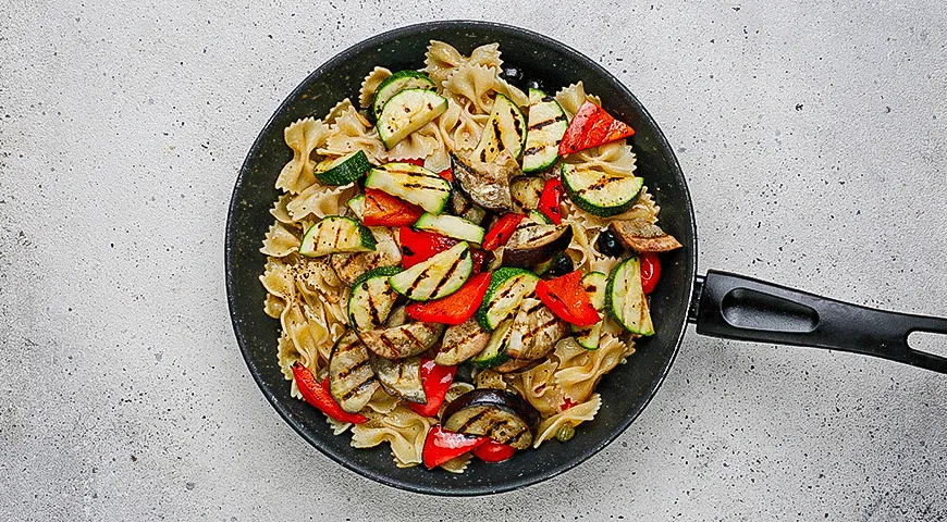 Паста с овощами гриль