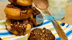 Пончики Суфганийот с ванильной начинкой в карамельно-арахисовой глазури