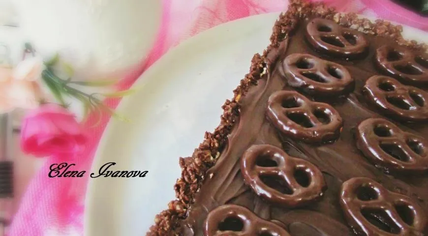 Рецепт шоколадного пирога с мини-бретцелями