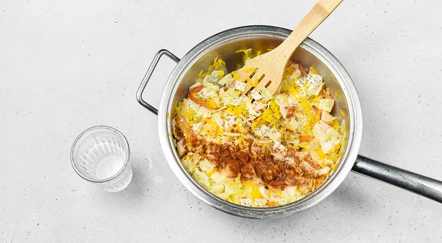 Тушеная капуста в сметанно-томатном соусе