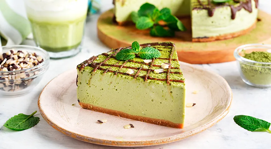 Для десерта матча-чизкейк характерна приятная горчинка зеленого чая