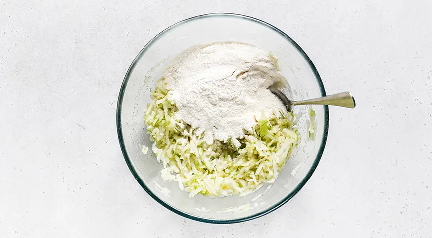 Постный манник с яблоками