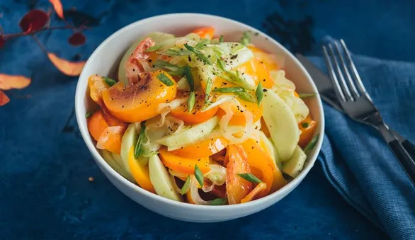 Пикантный салат с хурмой и яблоком