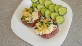 Гнезда из фарша с шампиньонами и сыром