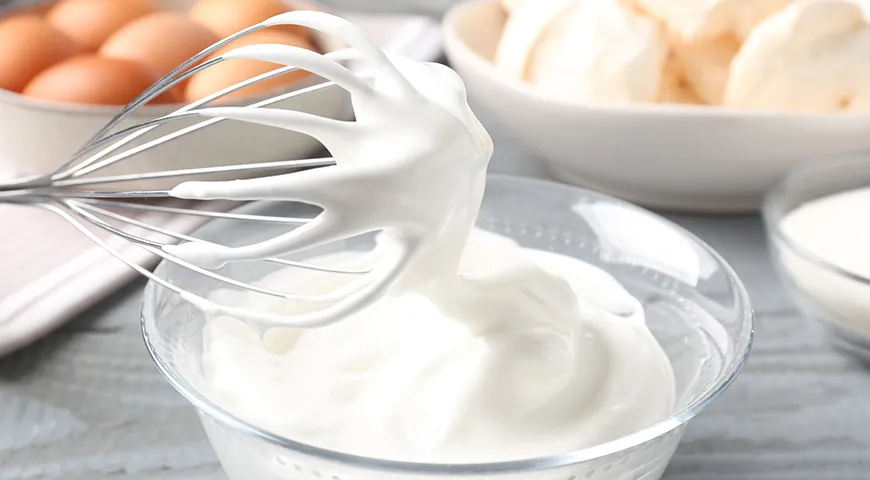 Ингредиенты для сметанного крема взбивают миксером до получения легкой пышной массы