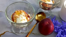 Карамелизированные персики с творожным сыром