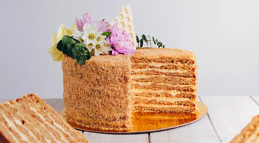 В декоре торта используйте свежие цветы, лучше полузакрытые