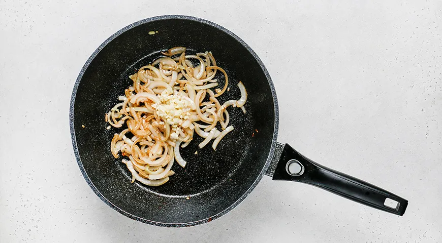 Теплый салат с говядиной и баклажанами
