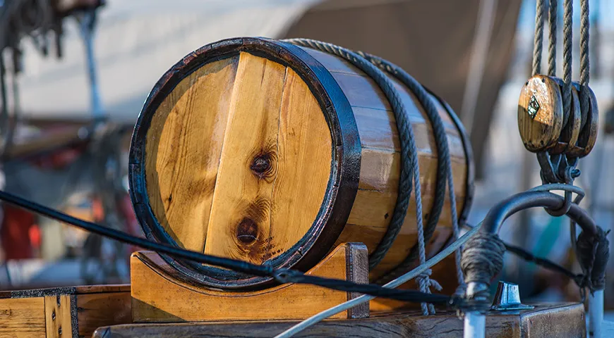 В XVIII веке марсалу производили по принципу непрерывного обновления: часть вина ежегодно разливали, а бочку снова доливали свежим виноградным суслом