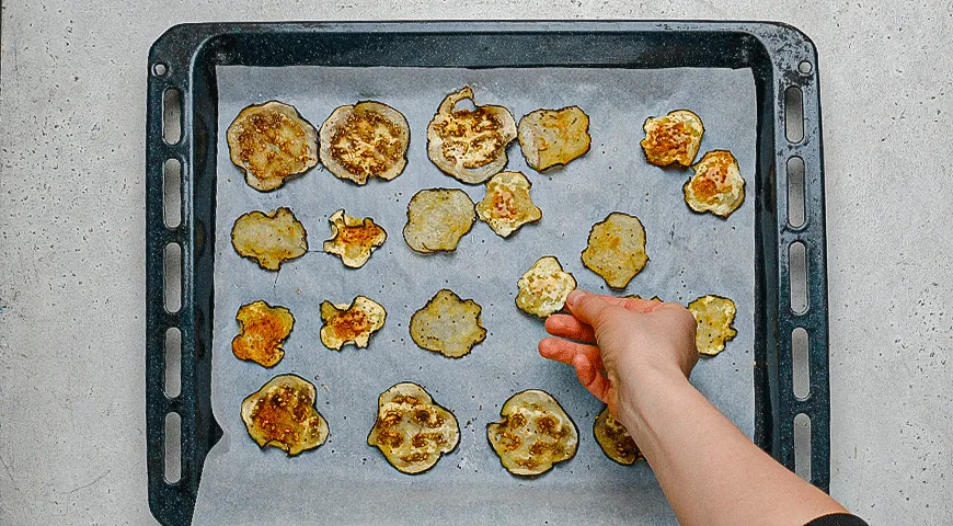 Баклажановые чипсы с кунжутным песто