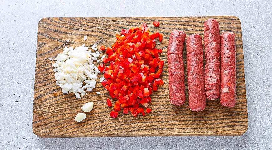 Баклажаны, фаршированные колбасками и овощами