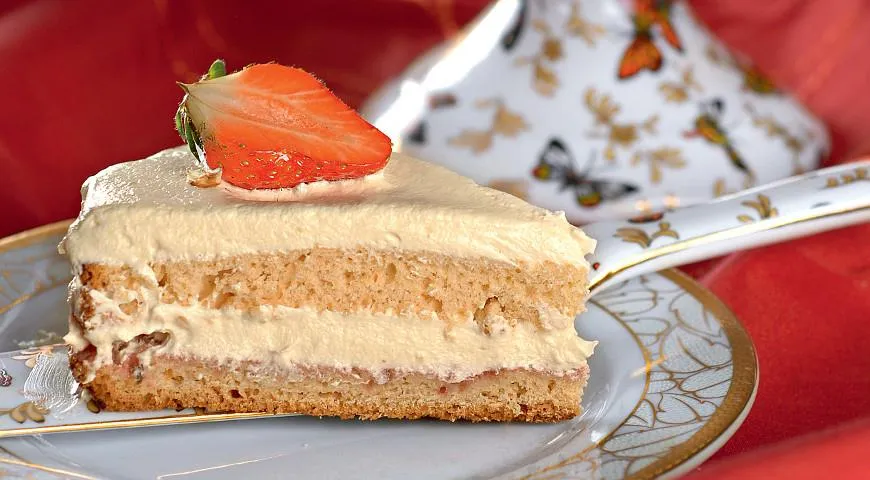 Клубничный бисквитный торт