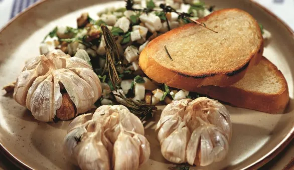 Печеный чеснок с сыром