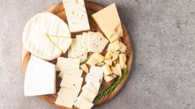 Пармезан или камамбер? Названы самые «легкие» для организма сыры