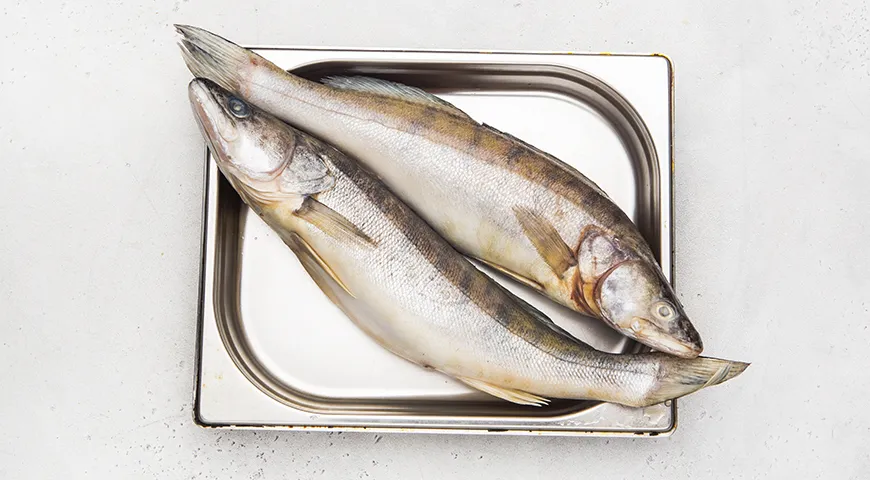 Судак с луком на сковороде