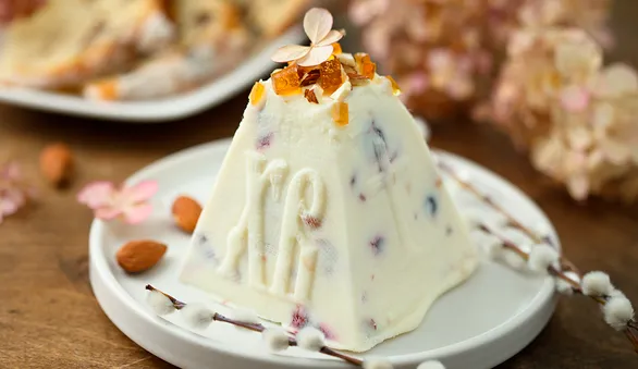 Пасха с вяленой вишней и миндалем