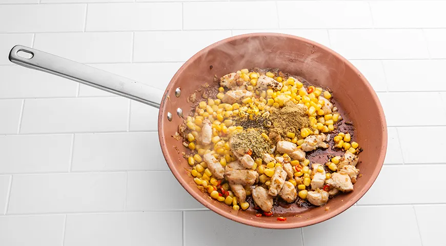 Рис с курицей и кукурузой (на сковороде)