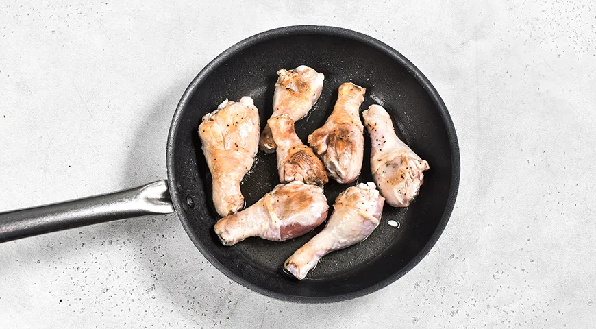 Куриные ножки в томатно-сметанном соусе на сковороде